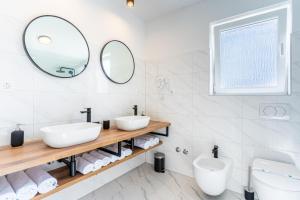 Ένα μπάνιο στο Room in Cres with sea view, balcony, air conditioning, WiFi 4249-5