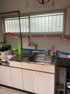 a kitchen with a sink and a counter top at 山下ビルB in Kurosakimachi