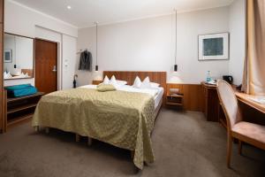 Llit o llits en una habitació de Hotel Baseler Hof