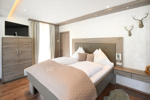 Un dormitorio con una cama grande y un televisor. en Appartment Sun Chalet, en Schladming
