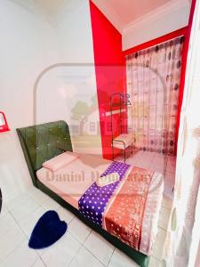 um quarto com uma cama num quarto com uma janela em Danial Homestay Semporna em Semporna
