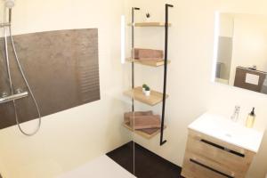 łazienka z prysznicem i umywalką w obiekcie Appartement Kaprun4You w Kaprunie