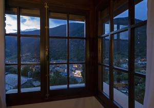 Vista generica sulle montagne o vista sulle montagne dall'interno dell'appartamento