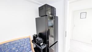 einen Kühlschrank mit Kamera in einem Zimmer in der Unterkunft ALFA Ludwigsburg City Apartment Zimmer 5 Personen Küche Netflix INET WM in Ludwigsburg