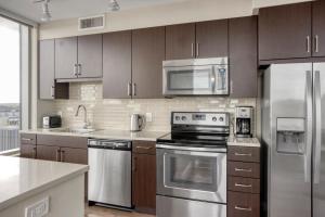 Kitchen o kitchenette sa ChinatownTheater District 2br w gym wd nr T BOS-224A