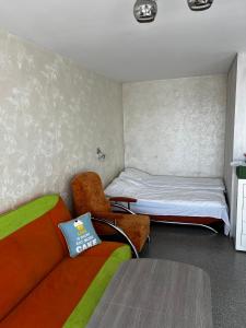 una camera con divano, letto e tavolo di Small Studio Apartament near City Center - self check in a Klaipėda