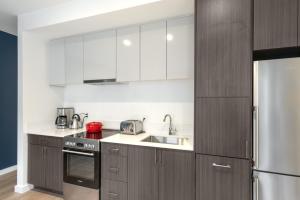 A kitchen or kitchenette at Central Sq 1BR w WD nr Central Sq MBTA BOS-177