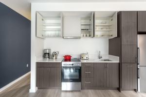 Ett kök eller pentry på Central Sq 1BR w WD nr Central Sq MBTA BOS-177