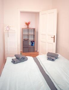 Postel nebo postele na pokoji v ubytování Peaceful Flat for 4 in Prenzlauer Berg (55sq)