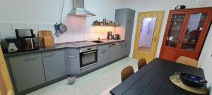 uma cozinha com um fogão e uma mesa em Zum Kranich em Luckau