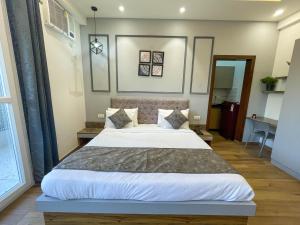 Postel nebo postele na pokoji v ubytování Serviced Luxury Suites with Kitchenette & Balcony at Sector 45