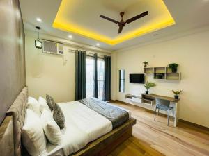 um quarto com uma cama e uma ventoinha de tecto em The Empire Suites em Gurgaon