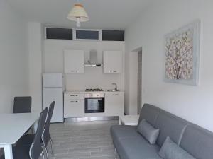 uma sala de estar com um sofá e uma cozinha em La Rosa Verde di Francavilla Marittima em Francavilla Marittima