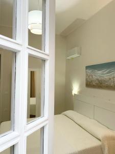 - une chambre avec un lit, une fenêtre et un tableau dans l'établissement Conte125, à Cinisi