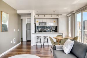 Η κουζίνα ή μικρή κουζίνα στο Bellevue 2BR w Gym WD nr Spring District SEA-417