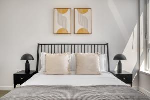 Ένα ή περισσότερα κρεβάτια σε δωμάτιο στο Bellevue 2BR w Gym WD nr Spring District SEA-417 +30 φωτογραφίες