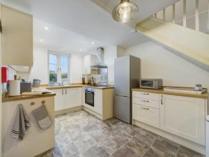 Kuchyň nebo kuchyňský kout v ubytování The Booking Office, Stoke Edith Station