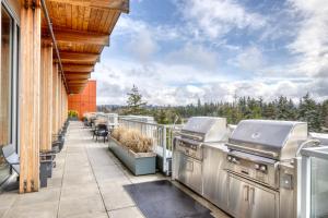 Μπαλκόνι ή βεράντα στο Bellevue 2BR w Gym WD nr Spring District SEA-417