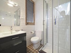 uma casa de banho com um WC, um lavatório e um chuveiro em Sunny Rooftop Apartment em Barcelona
