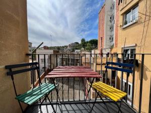 een tafel en 2 stoelen op een balkon bij Teatro Miro Apartment in Barcelona