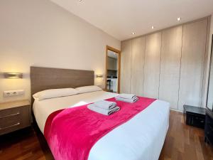 een slaapkamer met een groot bed en een rode deken bij Teatro Miro Apartment in Barcelona