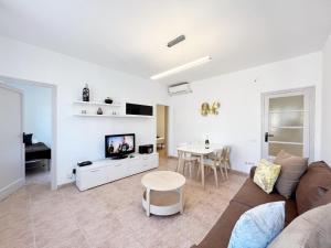 een woonkamer met een bank en een tafel bij Villa Olimpica Beach in Barcelona