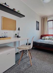 sypialnia z biurkiem i łóżkiem w obiekcie Pro-Invest House we Wrocławiu