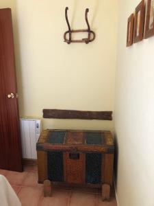 a room with an old trunk sitting on the floor at CASA JUANITO PEÑA in Parauta