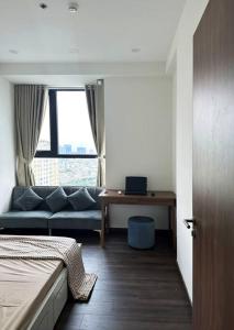uma sala de estar com um sofá e uma janela em Landmark 81 View, 2 Bedroom APT em Ho Chi Minh