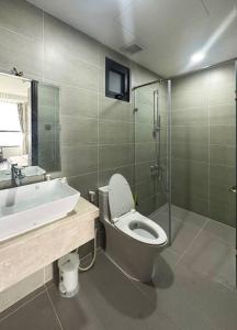 uma casa de banho com um WC, um lavatório e um chuveiro em Landmark 81 View, 2 Bedroom APT em Ho Chi Minh