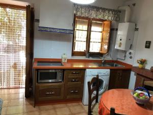 a kitchen with a sink and a microwave at CASA JUANITO PEÑA in Parauta