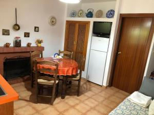 a dining room with a table and chairs and a kitchen at CASA JUANITO PEÑA in Parauta