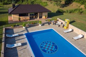 una vista aérea de una piscina frente a una casa en Apartments Lucija, en Slunj