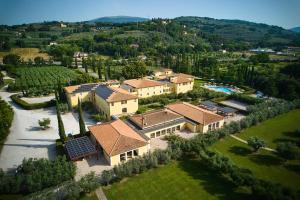 uma vista aérea de uma casa com piscina em Delfina Palace Hotel em Foligno