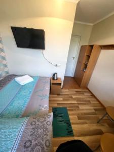 Giường trong phòng chung tại Nad Jeziorem Domki i Pokoje 781-281-434