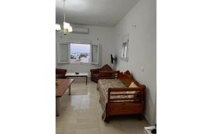uma sala de estar com uma cama e um sofá em Santocarma em Perissa