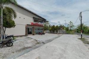 a building with a red bank sign on the side of it at Urbanview Hotel Diamond Malai Permata near Universitas Palangkaraya in Palangkaraya