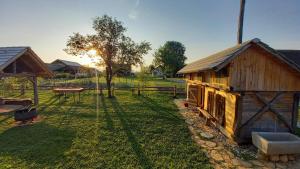 eine Holzhütte im Hof mit einem Picknicktisch in der Unterkunft Pig barn - Svinjaki 