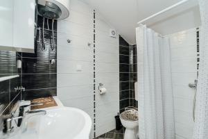 Koupelna v ubytování Charmy Studio Lux + 37 fotografií