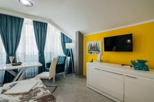TV a/nebo společenská místnost v ubytování Charmy Studio Lux