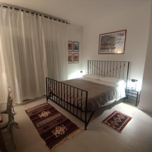 een slaapkamer met een bed en een groot raam bij BBConegliano Borlini in Conegliano