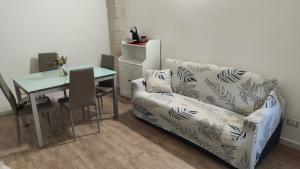 sala de estar con sofá y mesa en Casarù - Emozioni e relax, en Crispiano