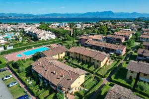 een luchtzicht op een villa met een resort bij Appartamento Al Cascinale in Desenzano del Garda