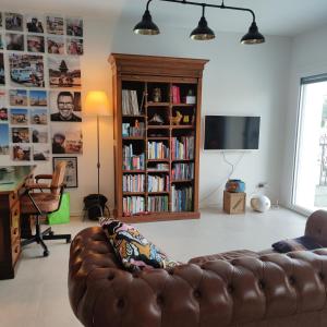 a living room with a couch and a book shelf at BBConegliano Borlini in Conegliano