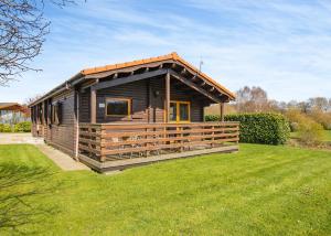 una pequeña cabaña de madera en un campo de hierba en Messingham Lakes, en Messingham