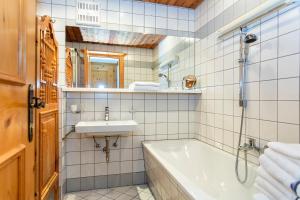 A bathroom at Pon-Apart