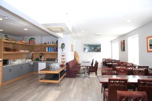 Lounge nebo bar v ubytování Home Inn
