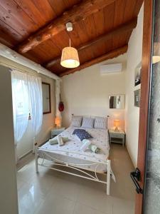 een slaapkamer met een bed en een houten plafond bij Souda’s nest in Plakias