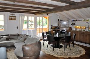 uma sala de estar com um sofá e uma mesa em Chalet Zeppelin em Château-d'Oex