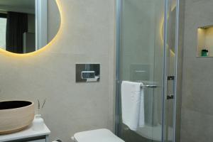 ein Bad mit einer Dusche, einem WC und einem Waschbecken in der Unterkunft Kaktus Suites in Kaş